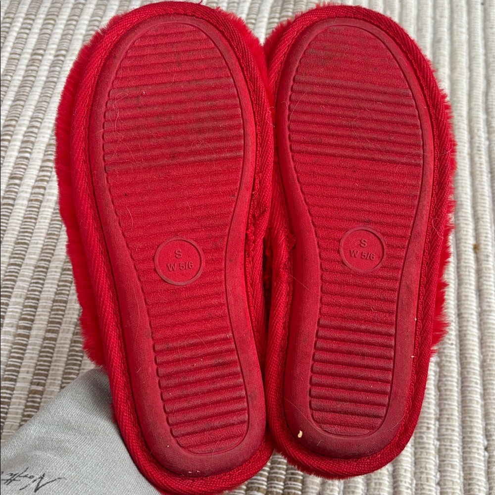 Target Fuzzy Slippers - Picture 3 of 5